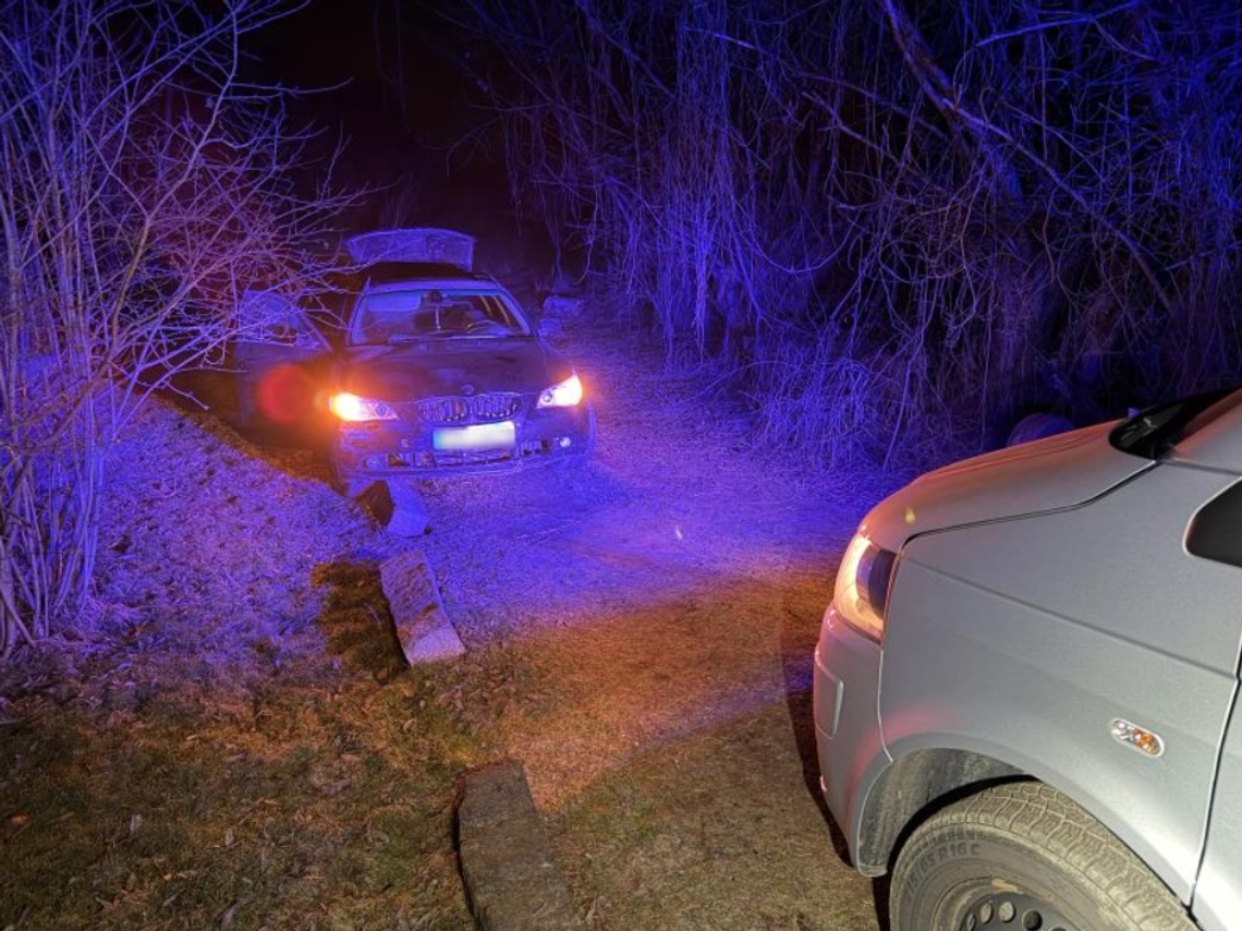 Policyjny pościg za BMW. Poszukiwany 48-latek zatrzymany po uszkodzeniu radiowozu