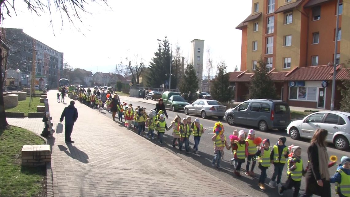 Powitanie wiosny - przemarsz przedszkolaków ulicami Bogatyni