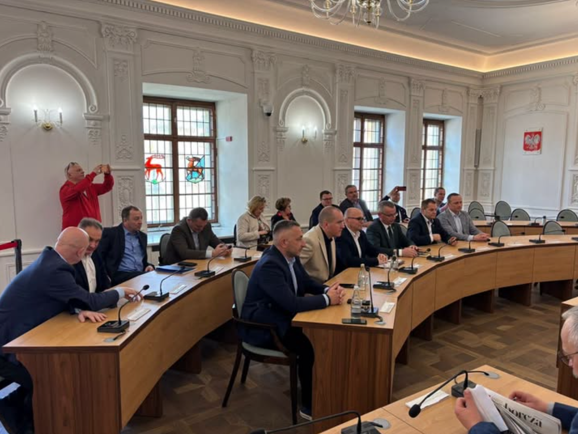 Przyszłość kolei w regionie: Spotkanie samorządowców z Wiceministrem Infrastruktury w Jeleniej Górze