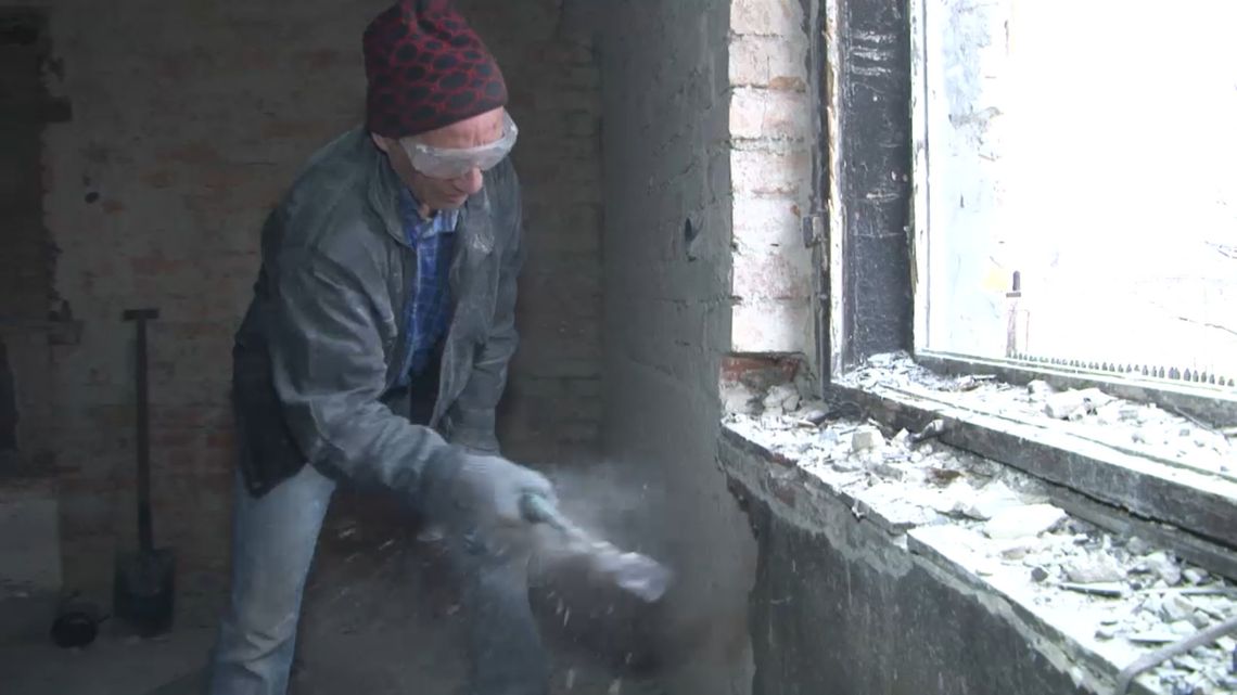 Remontują spalone mieszkanie