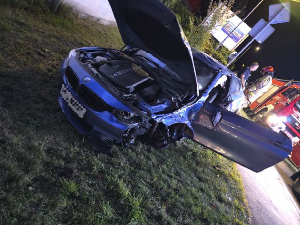 Uciekał BMW przed policją 240 km/h – dachował po zderzeniu. 19-latek bez praw jazdy!