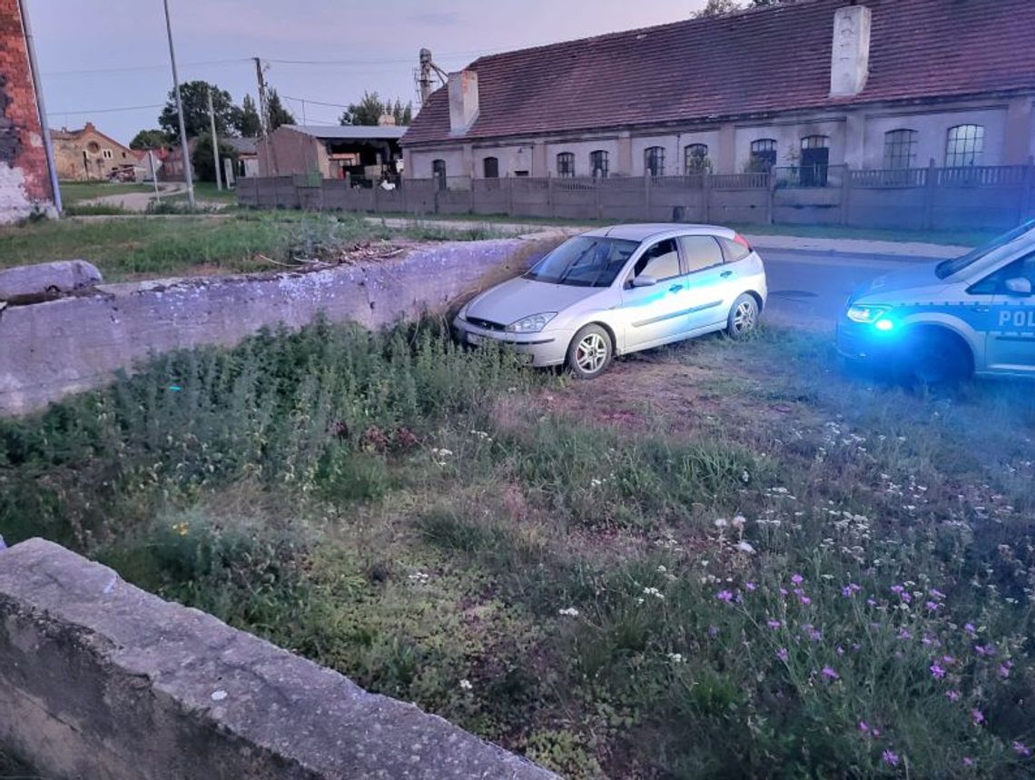 Uciekał przed policją, bo miał sądowy zakaz i był nietrzeźwy