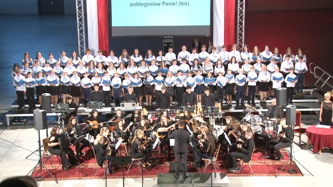 Wielkie Śpiewanie Pieśni Patriotycznych w hali PGE Turów Arena w Zgorzelcu