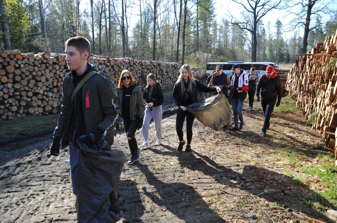 Wielkie sprzątanie lasu w pobliżu Kompleksu Turów w ramach akcji „Lasy Pełne Energii”