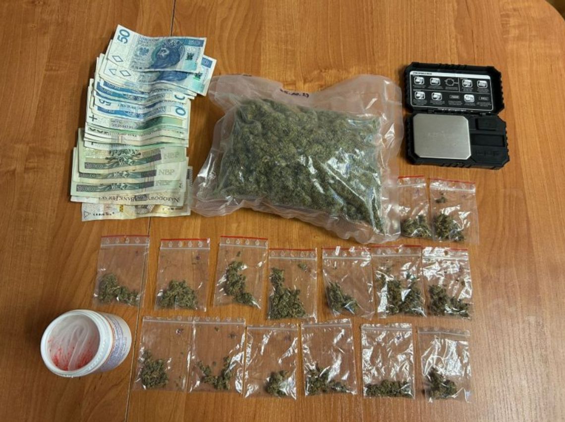 Wpadł podczas policyjnych działań: 200 g marihuany w mieszkaniu poszukiwanego